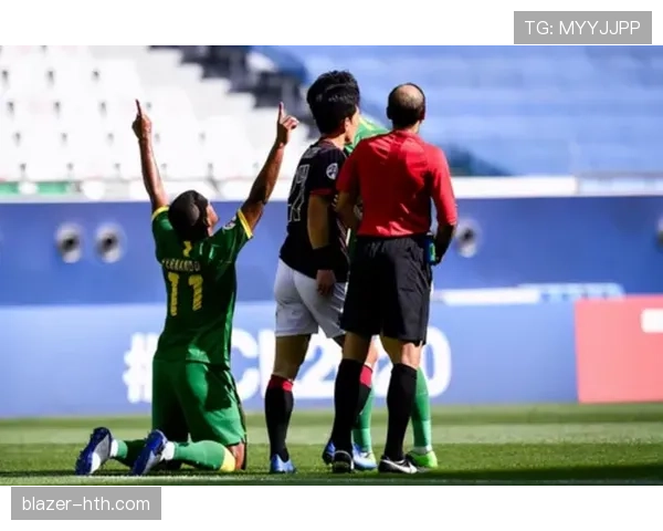 张玉宁排队买煎饼，旧球鞋一看像邻居那种，手腕那块表又在默默炫富，反差有点瘆人